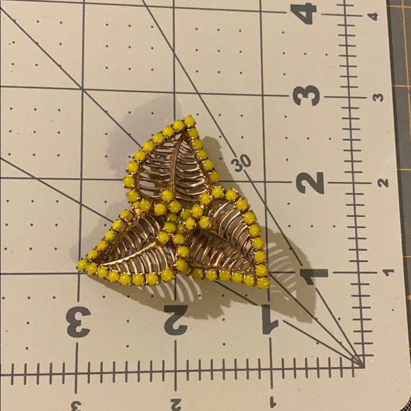 Beautiful Classic VINTAGE Yellow Enamel Stone 3 Leaf Brooch - Picture 8 of 8